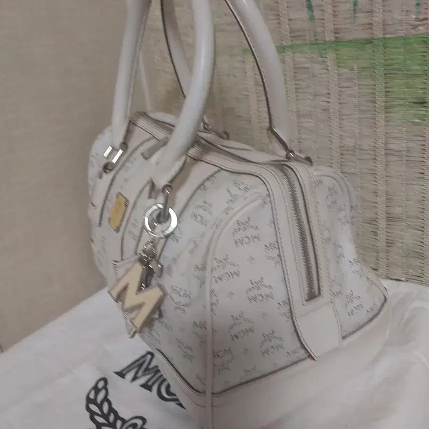 [BUNJANG] MCM White Logo Boston Tote Bag / 정품)MCM 화이트 로고 보스턴백 토트백 참장식