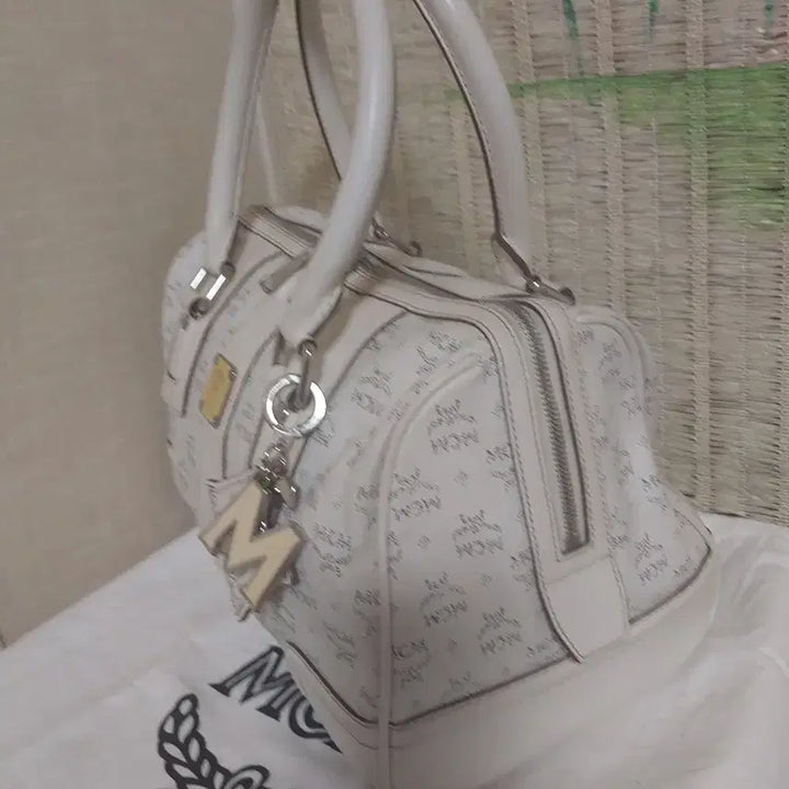 [BUNJANG] MCM White Logo Boston Tote Bag / 정품)MCM 화이트 로고 보스턴백 토트백 참장식