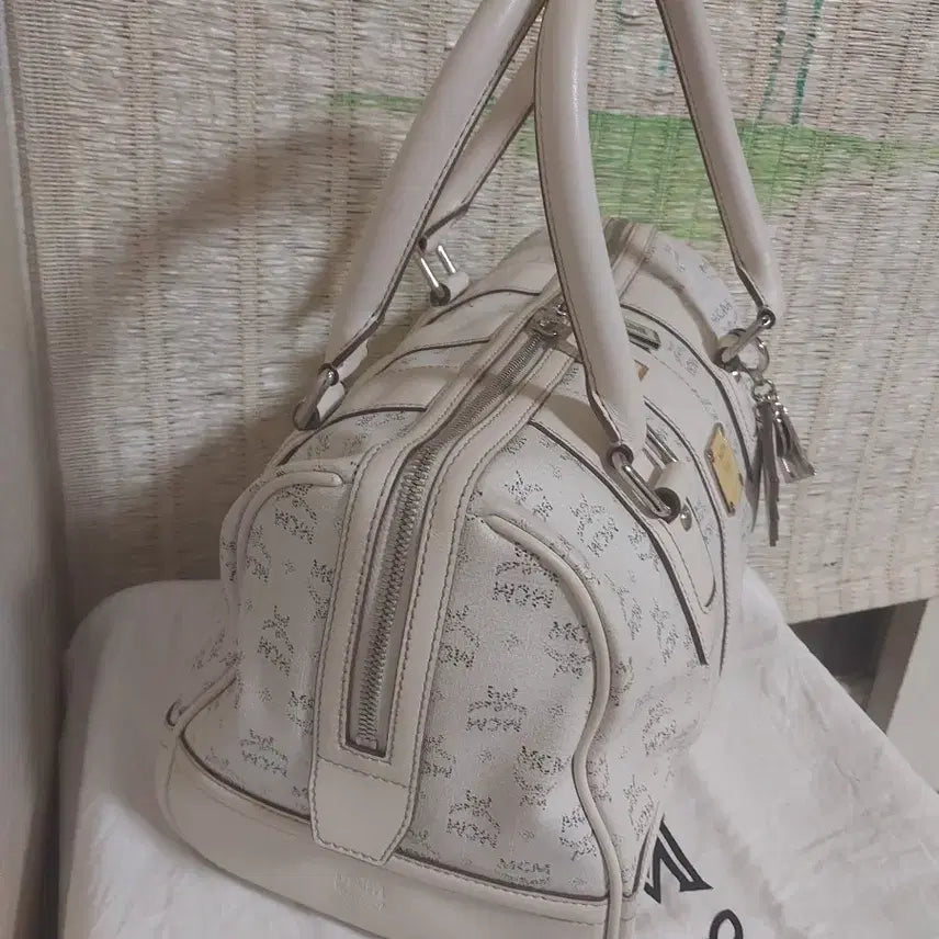 [BUNJANG] MCM White Logo Boston Tote Bag / 정품)MCM 화이트 로고 보스턴백 토트백 참장식