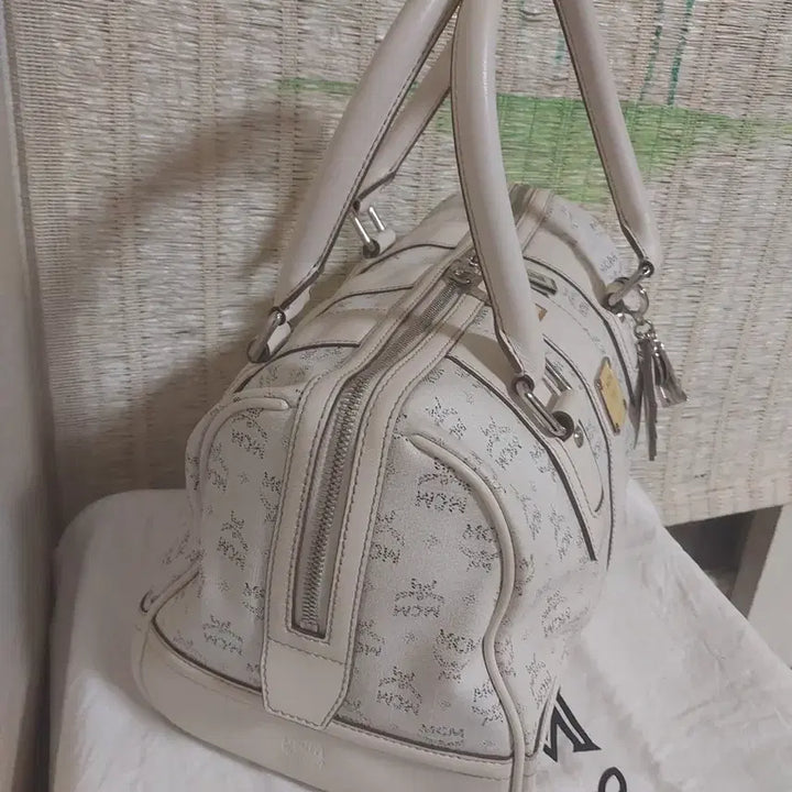 [BUNJANG] MCM White Logo Boston Tote Bag / 정품)MCM 화이트 로고 보스턴백 토트백 참장식