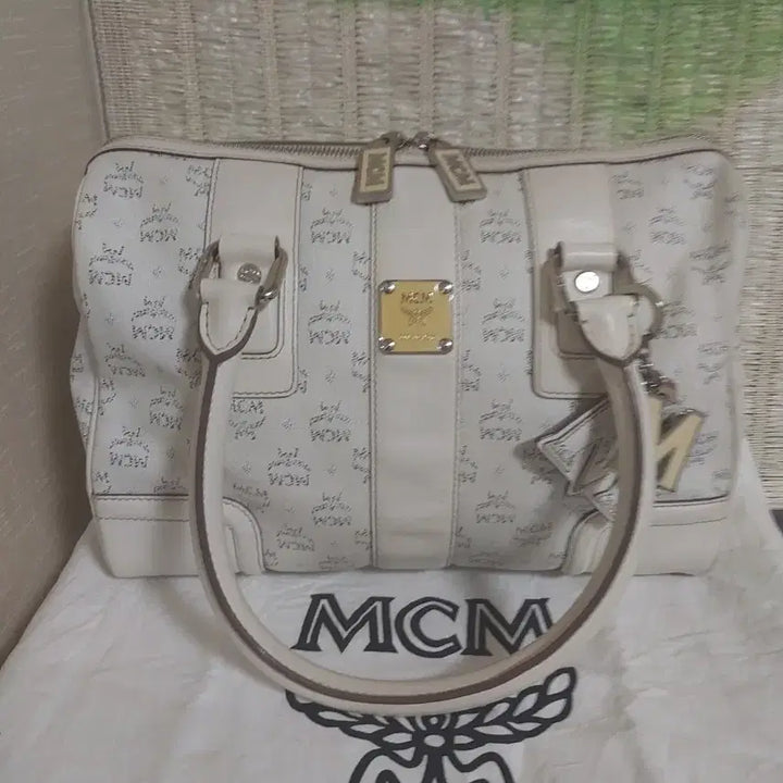 [BUNJANG] MCM White Logo Boston Tote Bag / 정품)MCM 화이트 로고 보스턴백 토트백 참장식