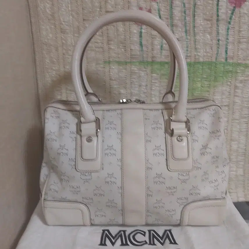 [BUNJANG] MCM White Logo Boston Tote Bag / 정품)MCM 화이트 로고 보스턴백 토트백 참장식