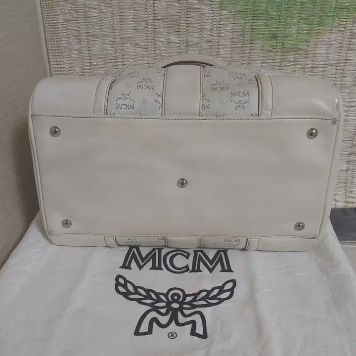 [BUNJANG] MCM White Logo Boston Tote Bag / 정품)MCM 화이트 로고 보스턴백 토트백 참장식