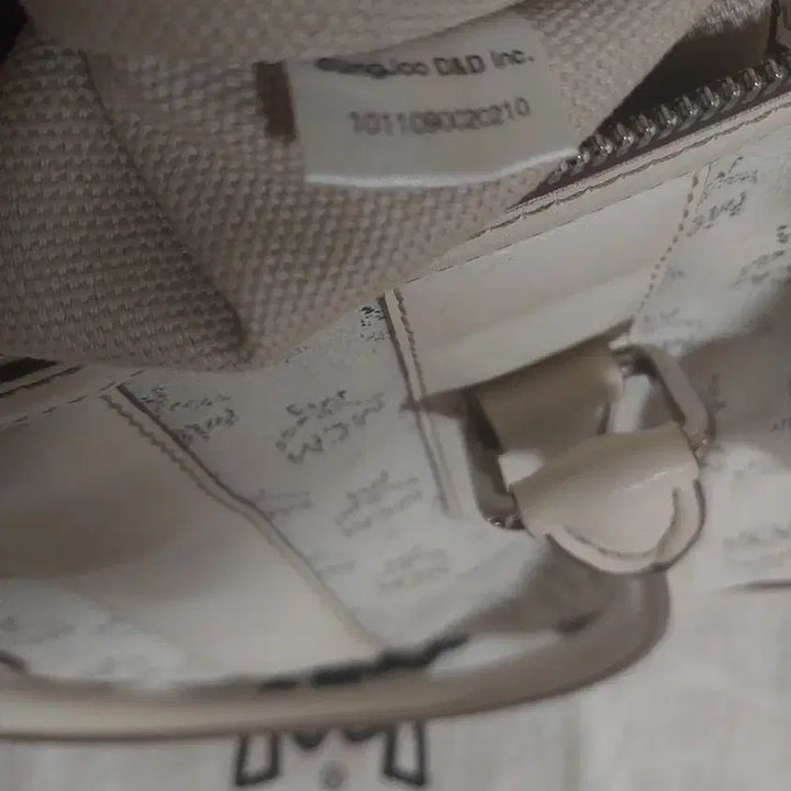 [BUNJANG] MCM White Logo Boston Tote Bag / 정품)MCM 화이트 로고 보스턴백 토트백 참장식
