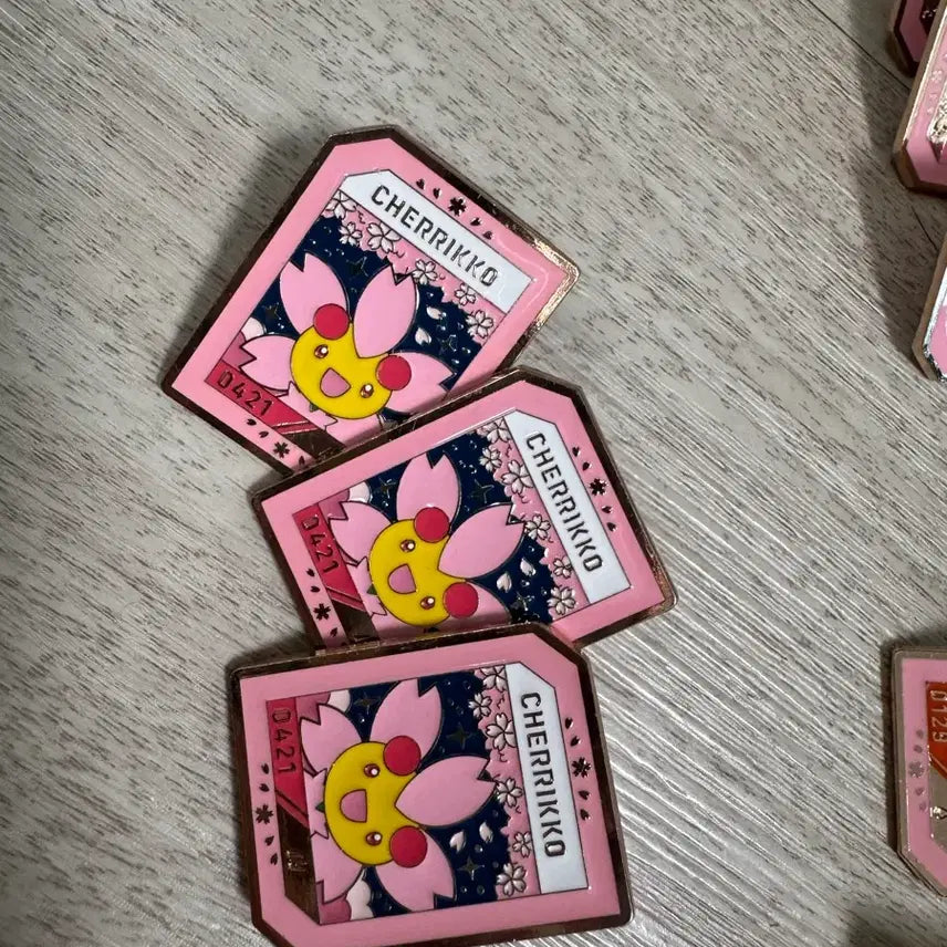 [SOLD OUT] 포켓몬 체리꼬 핀뱃지 0421 식스테일
