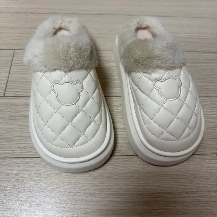 [BUNJANG] Moncler White Quilted Fur Slippers / 몽클레어 털 슬리퍼 화이트 퀼팅 250(새상품)