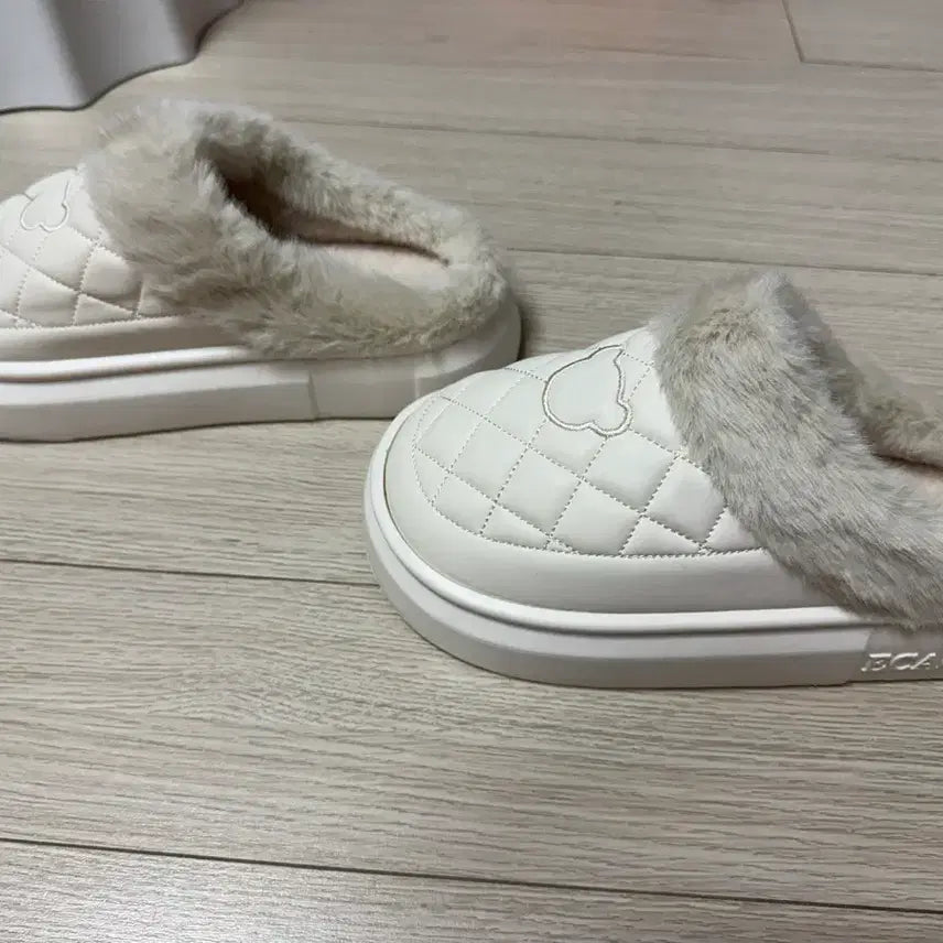 [BUNJANG] Moncler White Quilted Fur Slippers / 몽클레어 털 슬리퍼 화이트 퀼팅 250(새상품)