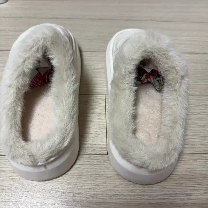 [BUNJANG] Moncler White Quilted Fur Slippers / 몽클레어 털 슬리퍼 화이트 퀼팅 250(새상품)