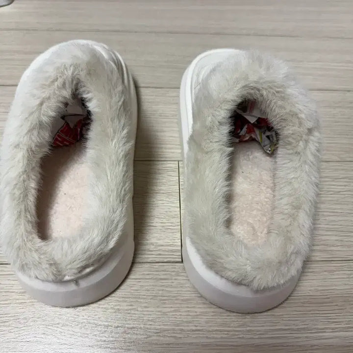 [BUNJANG] Moncler White Quilted Fur Slippers / 몽클레어 털 슬리퍼 화이트 퀼팅 250(새상품)