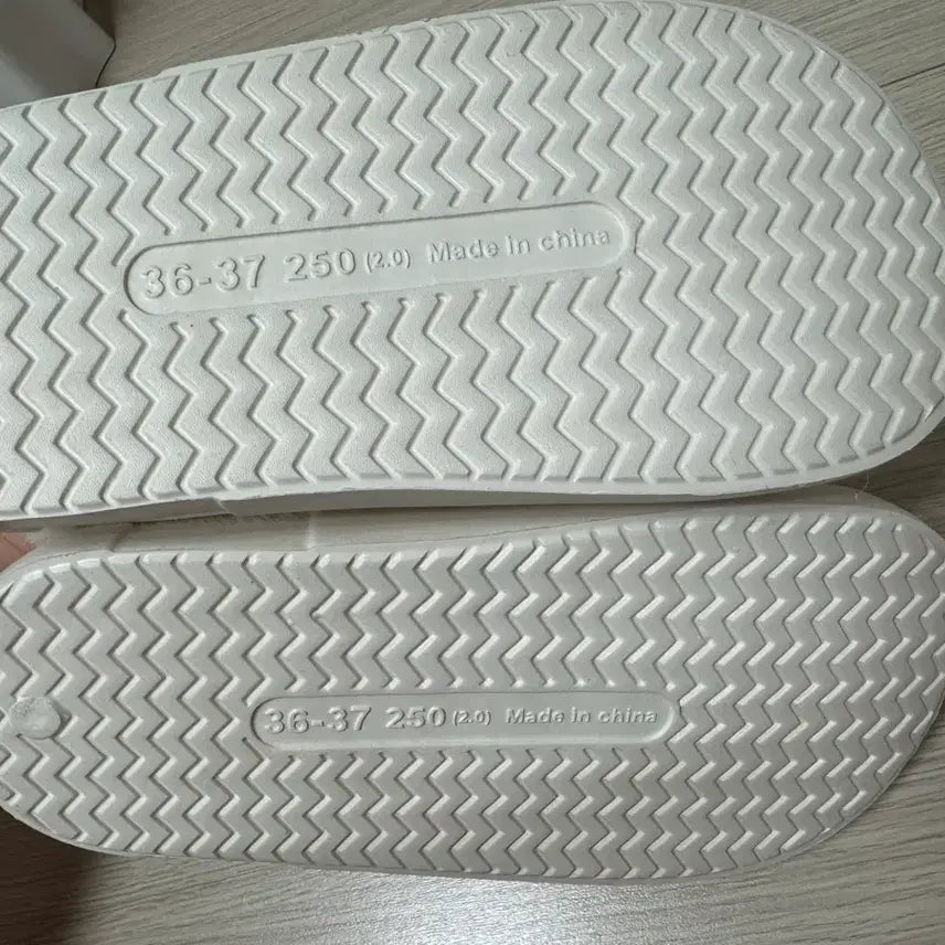 [BUNJANG] Moncler White Quilted Fur Slippers / 몽클레어 털 슬리퍼 화이트 퀼팅 250(새상품)