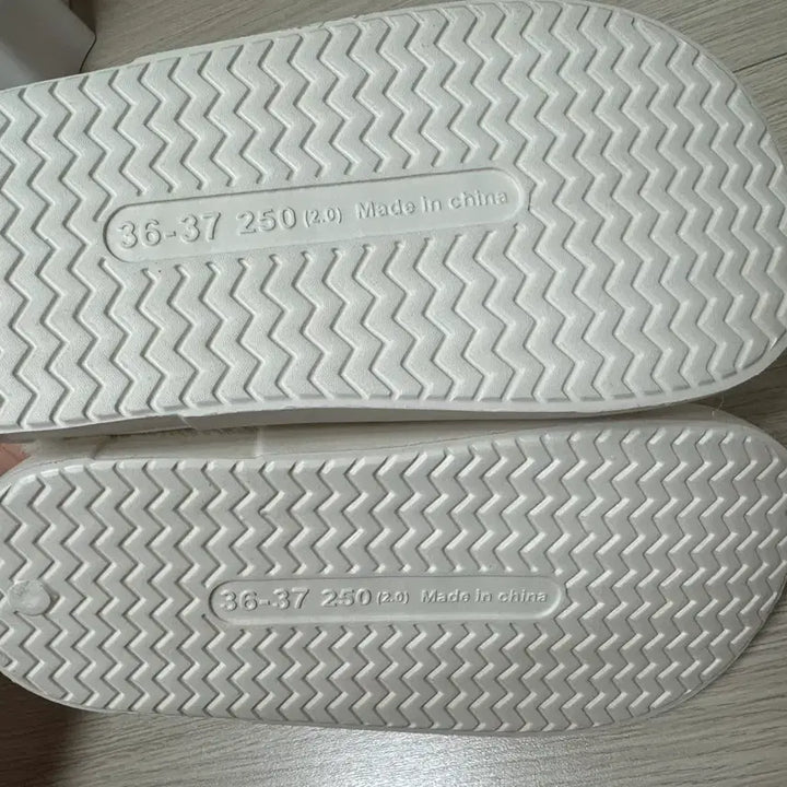 [BUNJANG] Moncler White Quilted Fur Slippers / 몽클레어 털 슬리퍼 화이트 퀼팅 250(새상품)