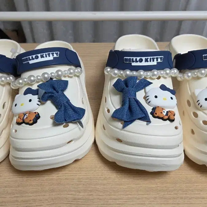 [BUNJANG] Hello Kitty Pearl Embellished Crocs Sandals / 헬로키티 진주 크록스 슬리퍼 샌들