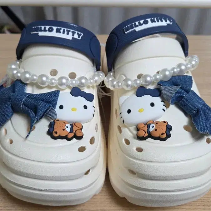 [BUNJANG] Hello Kitty Pearl Embellished Crocs Sandals / 헬로키티 진주 크록스 슬리퍼 샌들