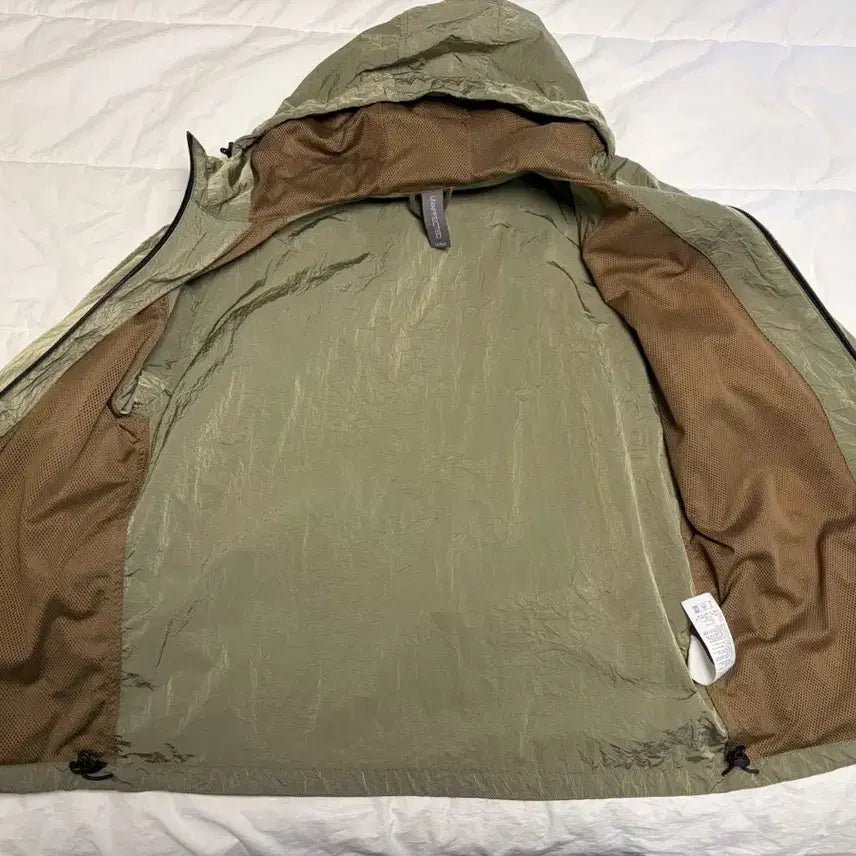 [BUNJANG] Unaffected Olive Hooded Windbreaker L / 언어펙티드 올리브 후드 윈드브레이커 L