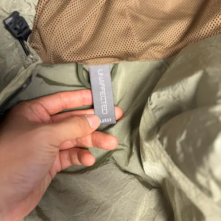 [BUNJANG] Unaffected Olive Hooded Windbreaker L / 언어펙티드 올리브 후드 윈드브레이커 L