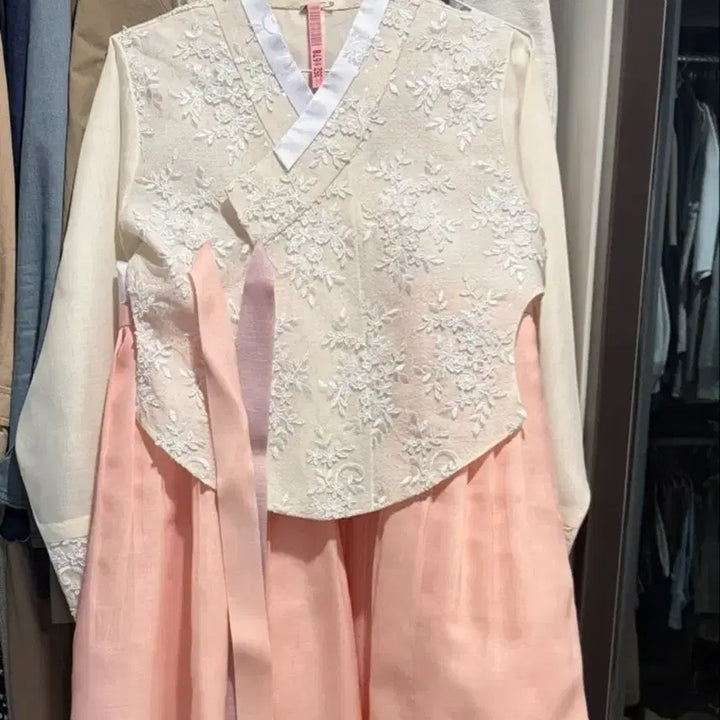 [BUNJANG] Ivory Lace Pink Hanbok / 아이보리 레이스 핑크 여성 한복
