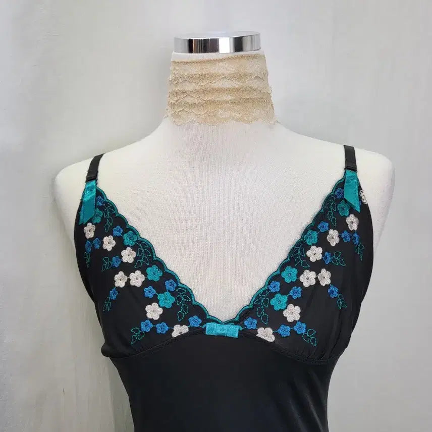 [BUNJANG] Vintage Teal Floral Embroidered Black Camisole / 빈티지 무드 청록 플라워 자수 블랙 캐미솔
