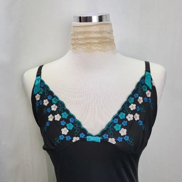 [BUNJANG] Vintage Teal Floral Embroidered Black Camisole / 빈티지 무드 청록 플라워 자수 블랙 캐미솔