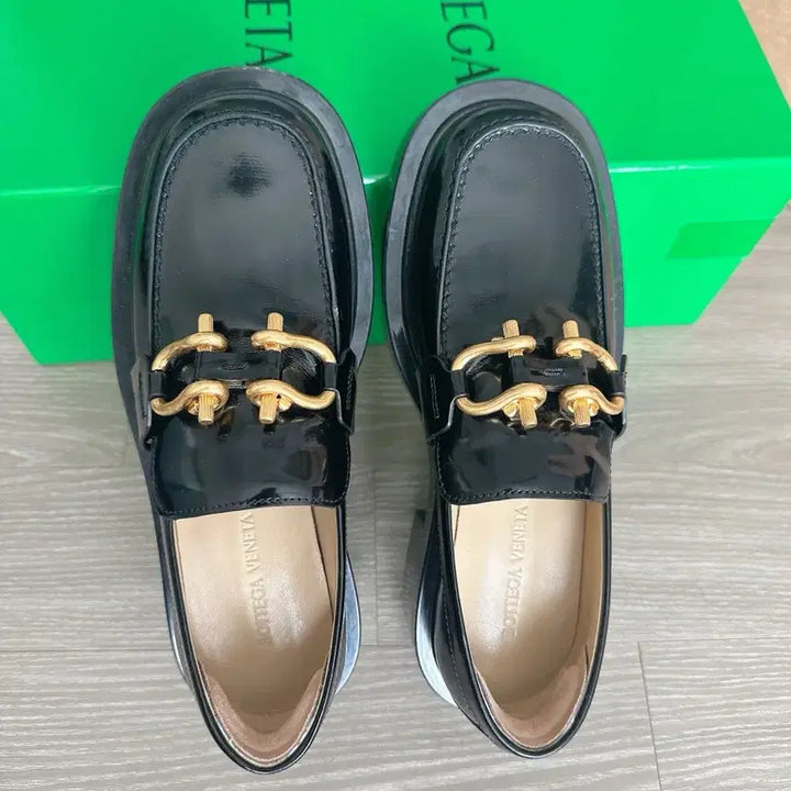 [SOLD OUT] 보테가 베네타 블랙 로퍼 금장 장식 240 사이즈.