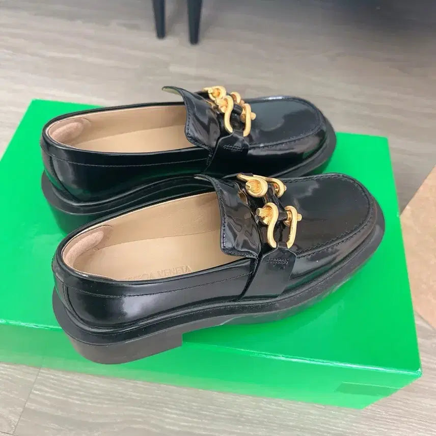 [SOLD OUT] 보테가 베네타 블랙 로퍼 금장 장식 240 사이즈.