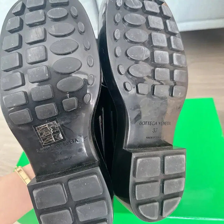 [SOLD OUT] 보테가 베네타 블랙 로퍼 금장 장식 240 사이즈.