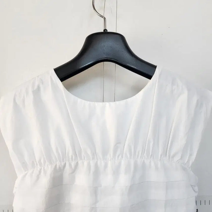 [SOLD OUT] 잇미샤 화이트 셔링 민소매 블라우스