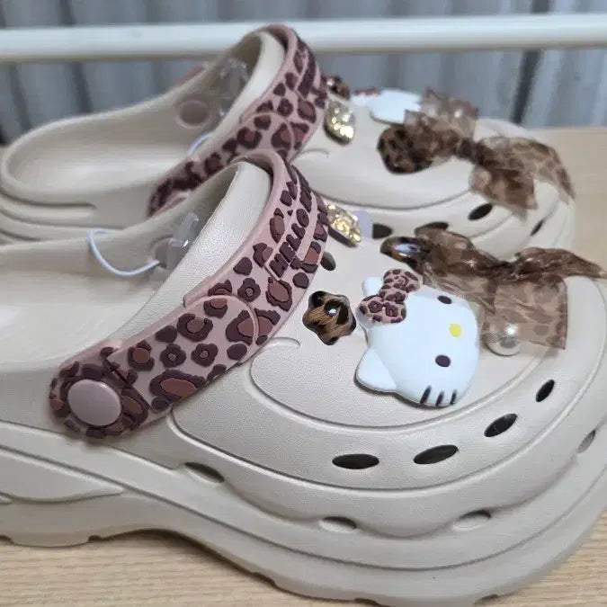 [BUNJANG] Crocs Leopard Platform Sandals with Kitty Jibbitz / 크록스 플랫폼 레오파드 + 키티 지비츠