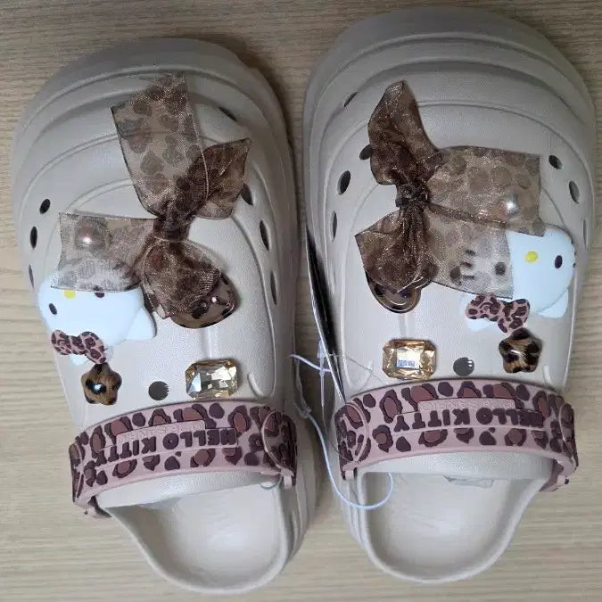 [BUNJANG] Crocs Leopard Platform Sandals with Kitty Jibbitz / 크록스 플랫폼 레오파드 + 키티 지비츠
