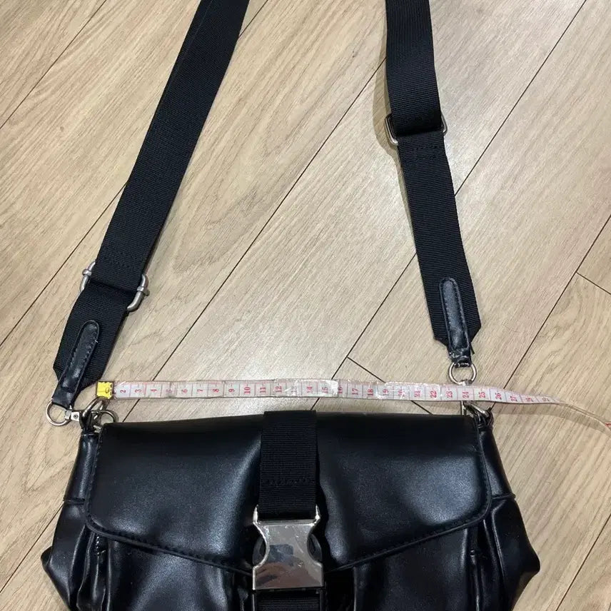 [BUNJANG] Punk Style Leather Buckle Crossbody Bag / 펑크st 레더 버클 크로스백