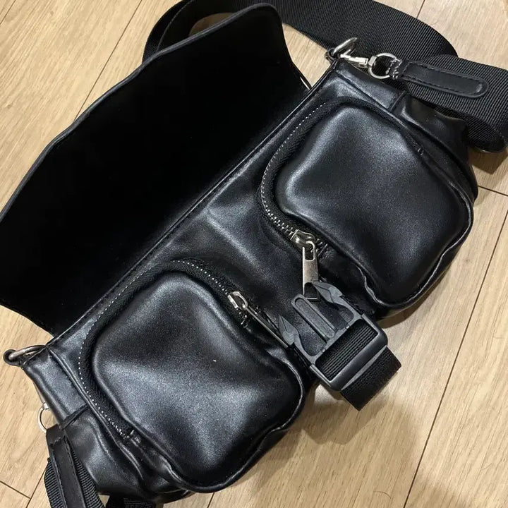 [BUNJANG] Punk Style Leather Buckle Crossbody Bag / 펑크st 레더 버클 크로스백
