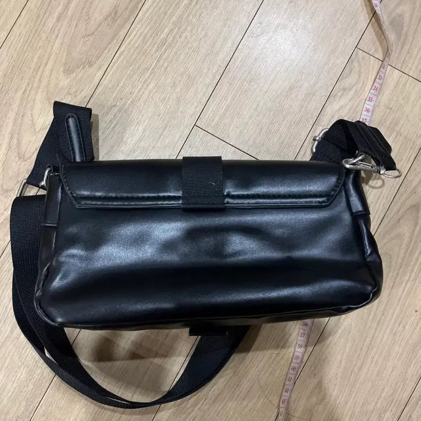 [BUNJANG] Punk Style Leather Buckle Crossbody Bag / 펑크st 레더 버클 크로스백