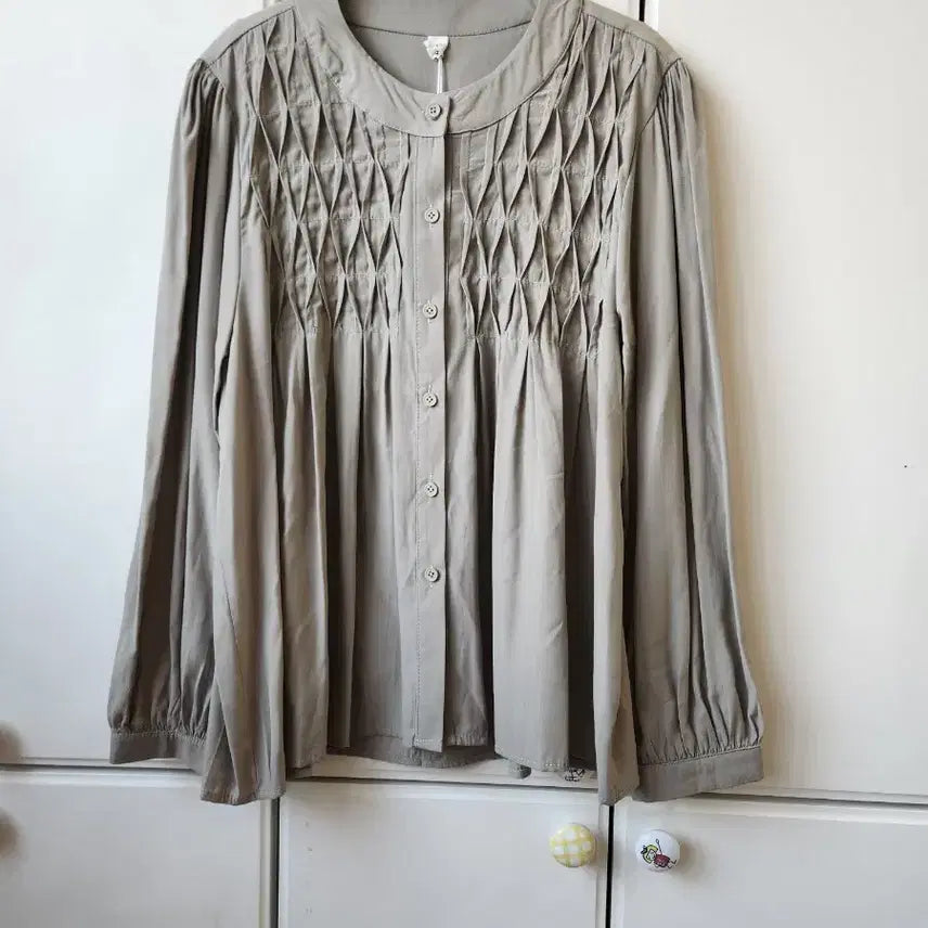 [BUNJANG] Beige Pintuck Blouse / 베이지색 핀턱 장식 블라우스