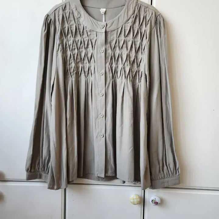 [BUNJANG] Beige Pintuck Blouse / 베이지색 핀턱 장식 블라우스