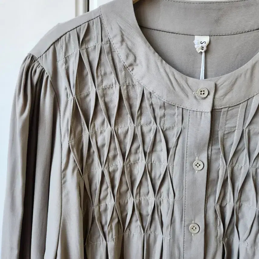 [BUNJANG] Beige Pintuck Blouse / 베이지색 핀턱 장식 블라우스