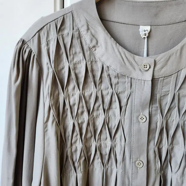[BUNJANG] Beige Pintuck Blouse / 베이지색 핀턱 장식 블라우스