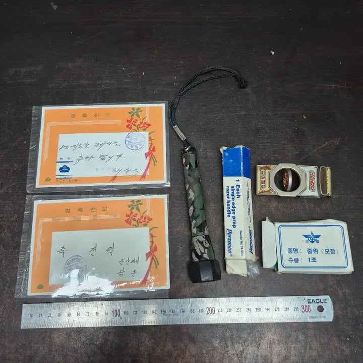 [BUNJANG] 1980s Korean Military Memorabilia Set / 1980년대  군대 기념품 세트 (전보, 손전등, 면도날, 계급장)