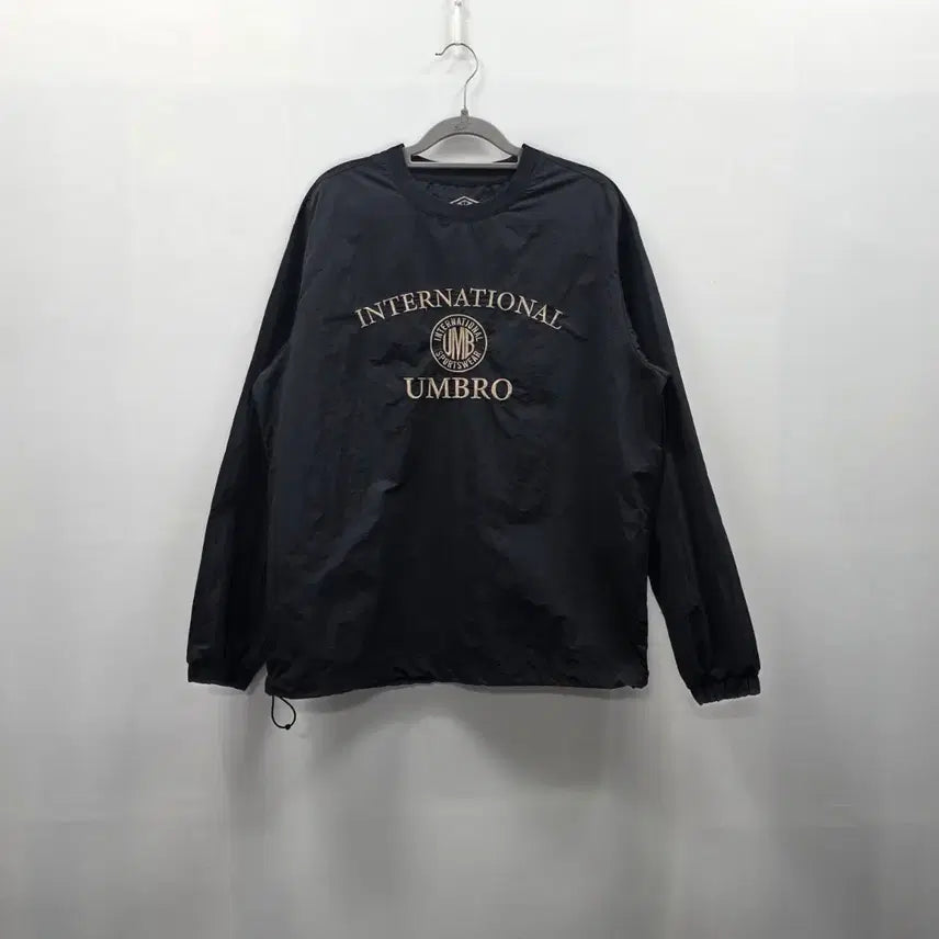 [SOLD OUT] 0194 엄브로 아치레터링 자수 피스테 블랙 S