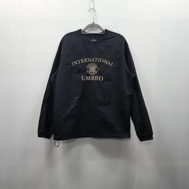 [SOLD OUT] 0194 엄브로 아치레터링 자수 피스테 블랙 S