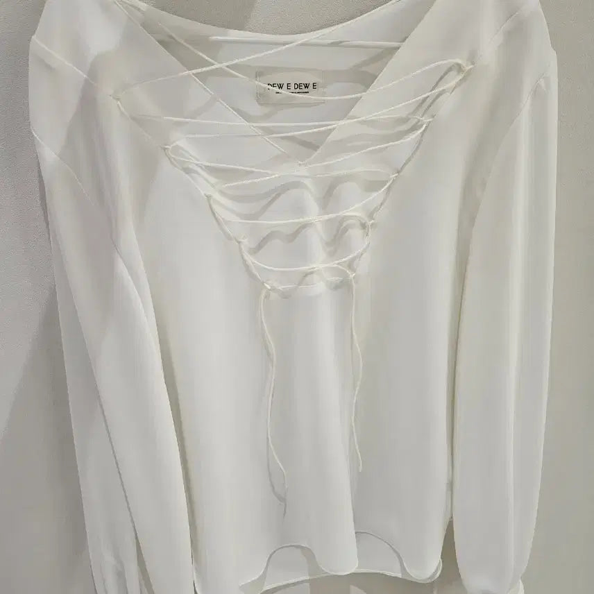 [BUNJANG] Dew e Dew e Lace-up Blouse / Dew e Dew e 레이스업 블라우스