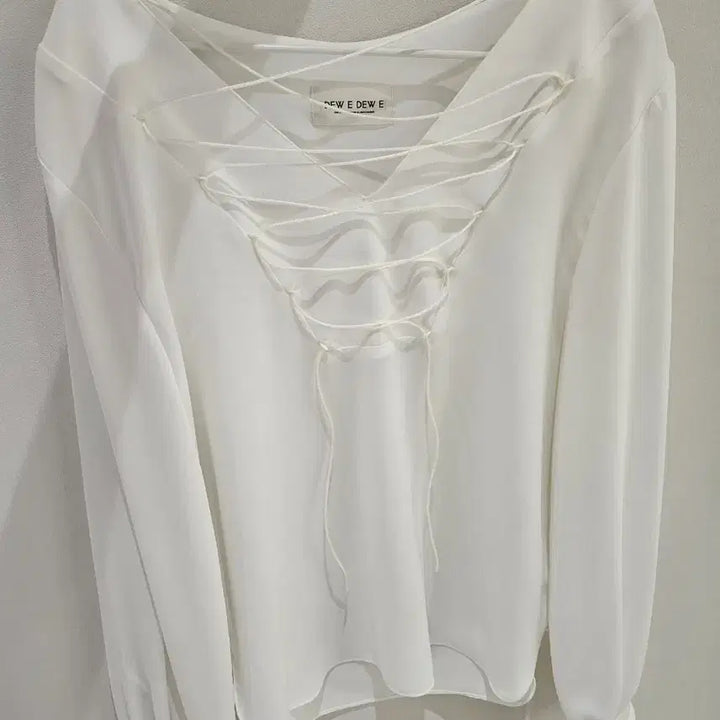 [BUNJANG] Dew e Dew e Lace-up Blouse / Dew e Dew e 레이스업 블라우스