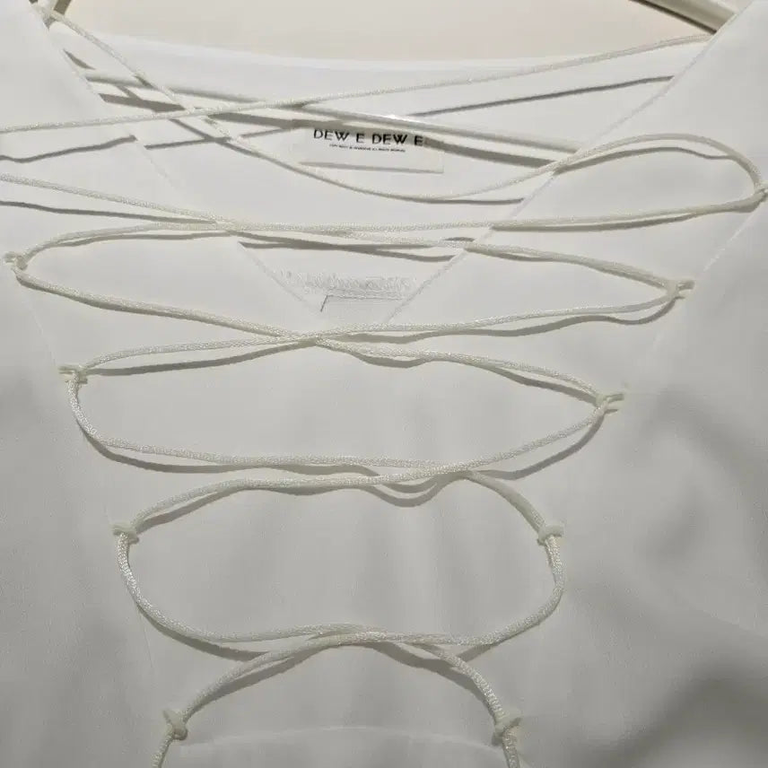 [BUNJANG] Dew e Dew e Lace-up Blouse / Dew e Dew e 레이스업 블라우스