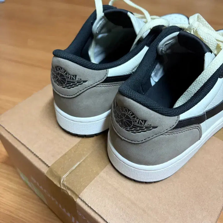 [SOLD OUT] [285/10.5] 나이키 조던 1 레트로 로우 모카