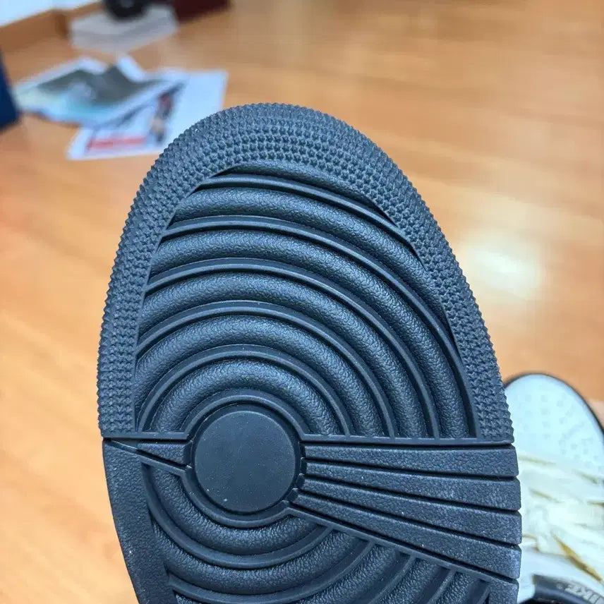 [SOLD OUT] [285/10.5] 나이키 조던 1 레트로 로우 모카