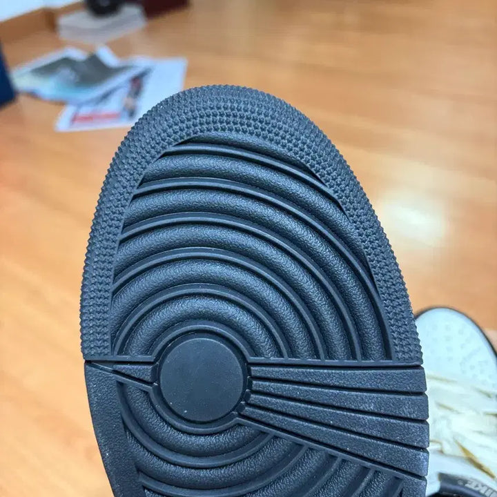 [SOLD OUT] [285/10.5] 나이키 조던 1 레트로 로우 모카