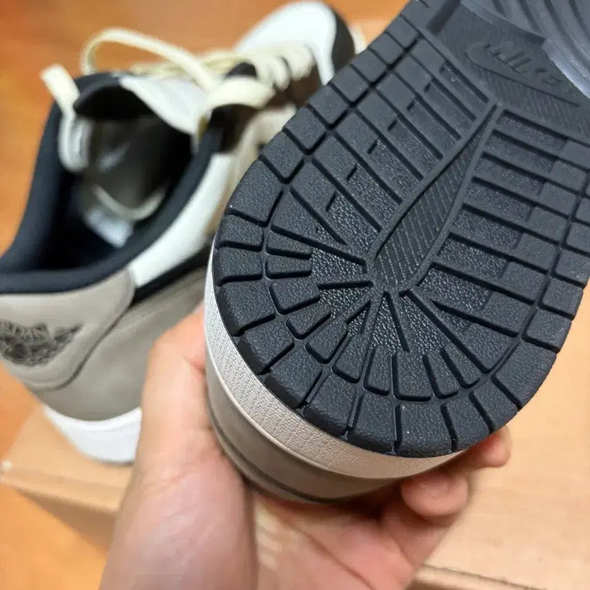 [SOLD OUT] [285/10.5] 나이키 조던 1 레트로 로우 모카