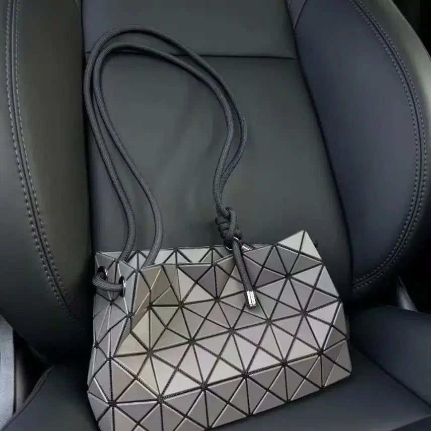 [BUNJANG] Issey Miyake Tofu Bag Shoulder Bag / 이세이 미야케 두부백 숄더백 드로스트링백