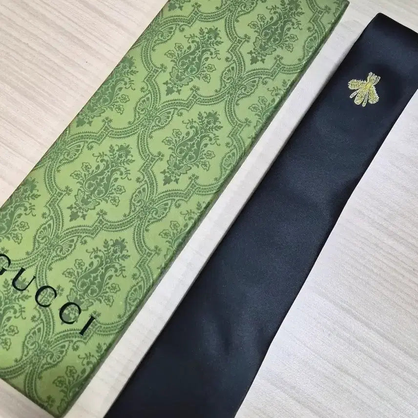 [SOLD OUT] 구찌 GUCCI 꿀벌 자수 실크 넥타이(블랙)