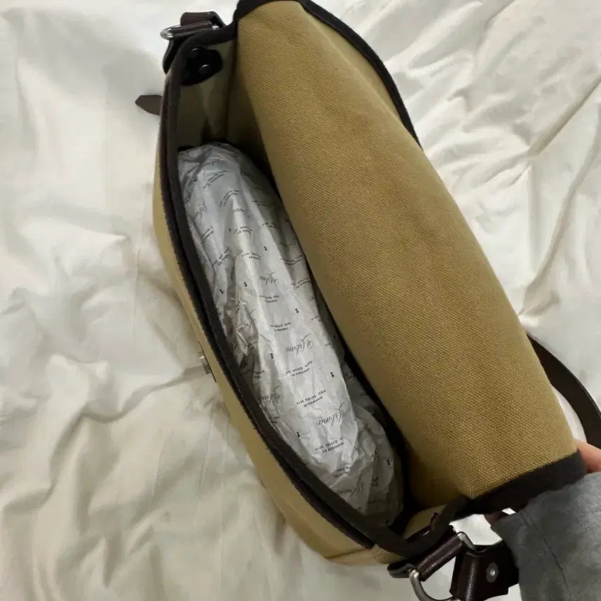 [SOLD OUT] 어바닉30 메일맨 백 카키베이지