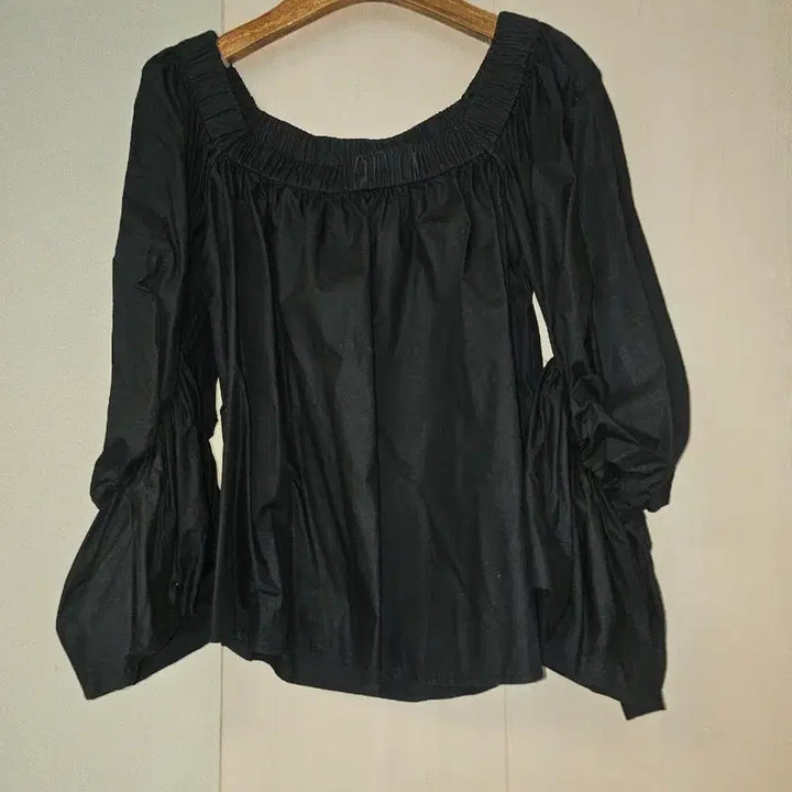 [BUNJANG] Stylenanda Black Off-Shoulder Blouse / 블랙 오프숄더 블라우스 셔링 퍼프소매