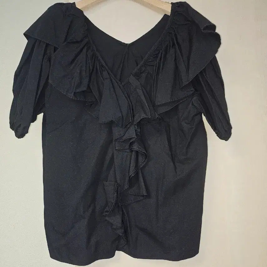 [BUNJANG] Black Frill Puff Sleeve Blouse / 프릴 블라우스 검정색 퍼프 반팔